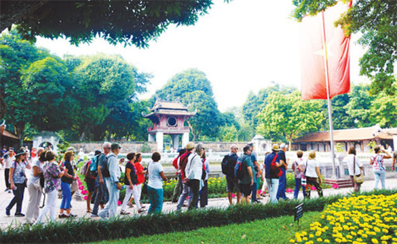 作為河內的重要旅遊景點，文廟 - 國子監為遊客提供導覽服務，介紹其歷史、建築、文化和教育意義。