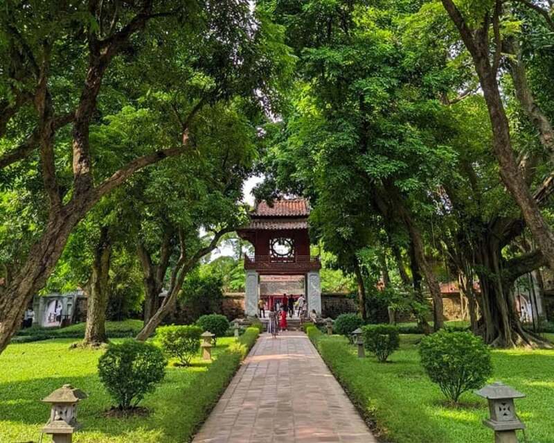 文廟是越南古代的最高學府，也是祭祀孔子的場所，具有深厚的文化和歷史價值。