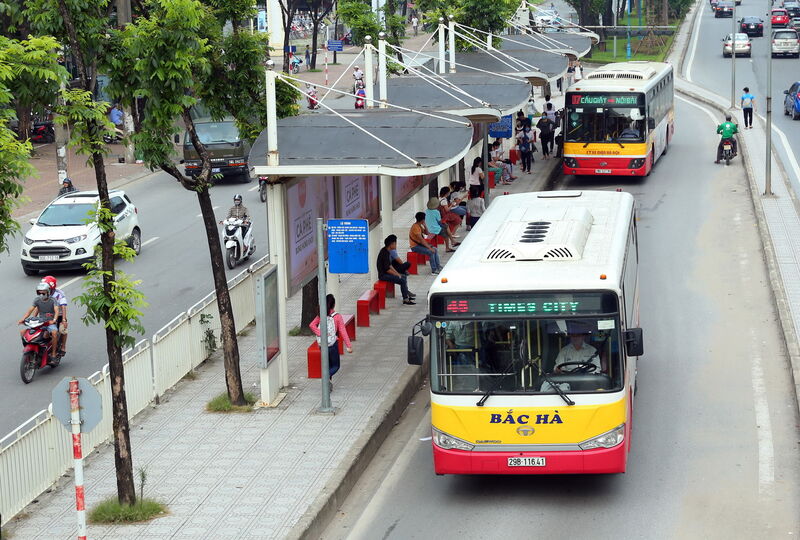 由於會議中心地處城市的核心位置，交通非常便利，遊客可以使用多種交通工具到達該地點。