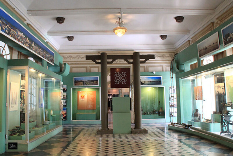 除了主建築外，博物館的院子還有一個綠意盎然的花園，經過精心打理，裡面有許多樹木和花草，為遊客提供了一個放鬆的空間