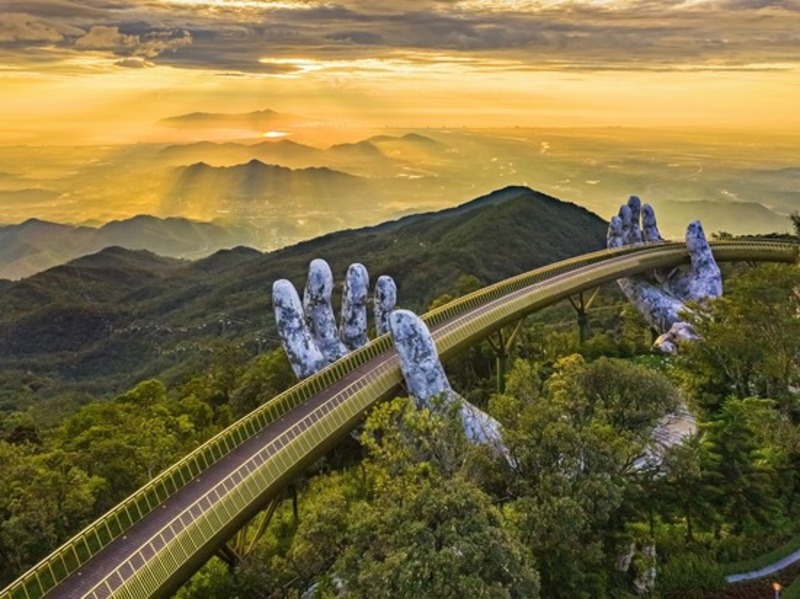 金橋，又被稱為「巨手橋」，是一個獨特的打卡地標，於2018年6月正式落成，經過一年的精心設計與建造。