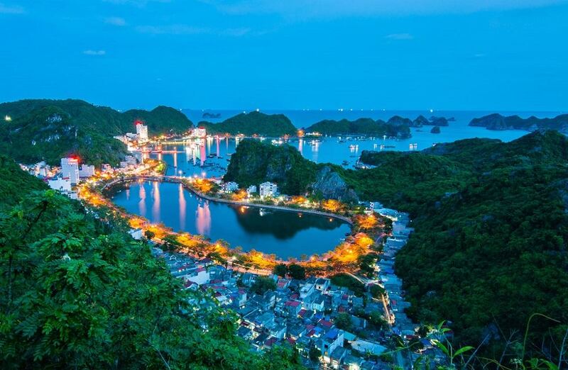 吉婆群島位於海防市吉海縣內，包括367個大小島嶼，總面積約300平方公里，位於北部灣之中，距離海防市中心約30公里，距離河內市約140公里。