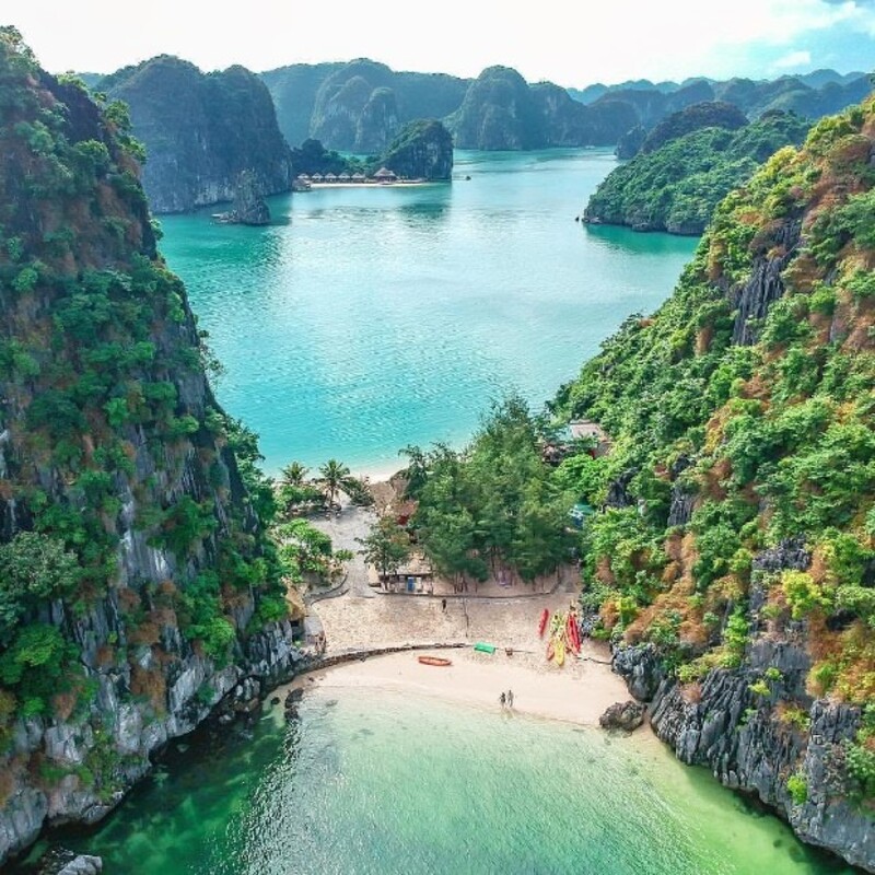 吉婆島（Cát Bà Island）擁有壯麗的自然景觀和豐富的生態資源，無論是海灘度假還是戶外探險，都是理想的旅遊地點。