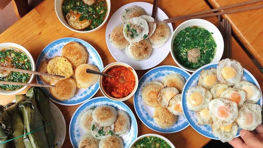 來到靈福寺周邊，遊客還可以品嚐到當地的傳統美食