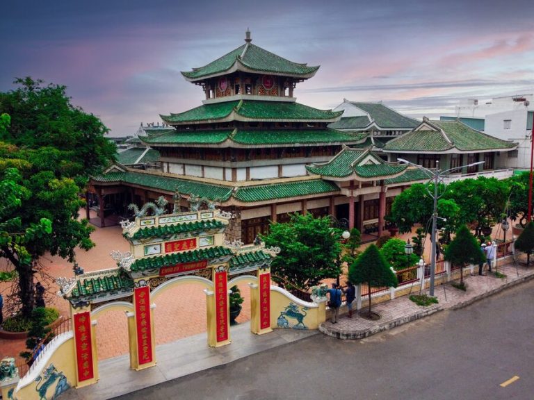 該廟以其獨特的東方建築風格、莊嚴肅穆的氛圍和靈驗的傳說，吸引著來自全國乃至海外的信徒與遊客。