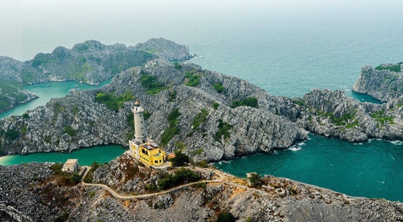 龍洲島上超過百年歷史的燈塔。
