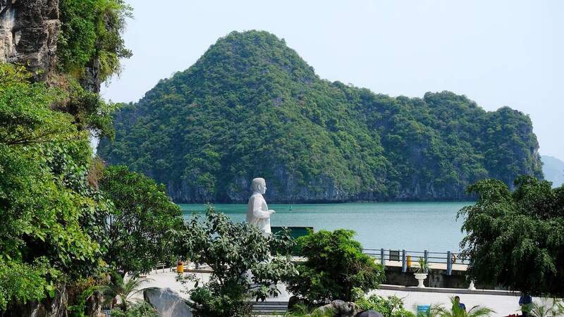 英雄葛爾曼·提托普的雕像。