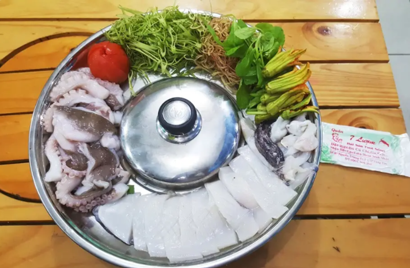 七采魚火鍋每晚都吸引眾多遊客前來品嚐