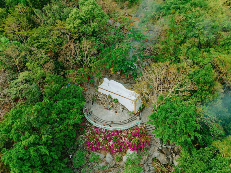 釋迦牟尼涅槃佛像在婆丹山翠綠山林中格外醒目
