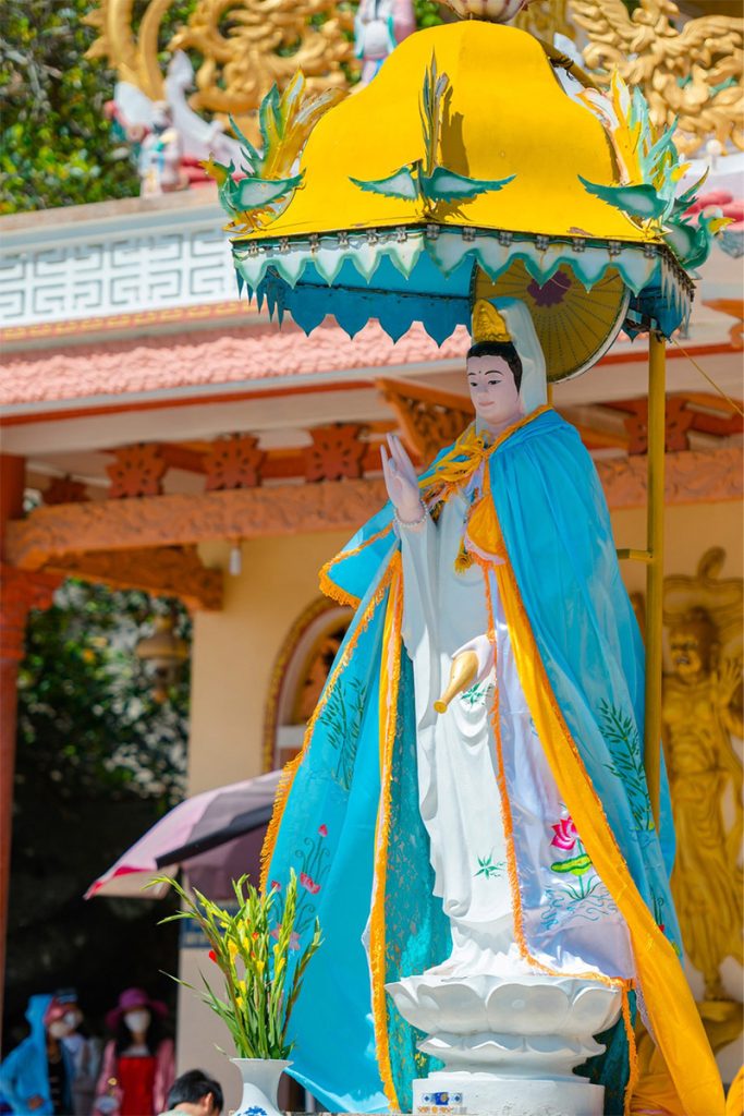 在觀音菩薩像前祈福求籤，深受遊客關注