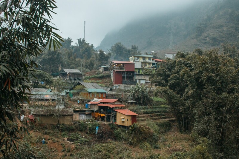 一間間緊鄰相連的木屋構成了貓貓村的獨特風景