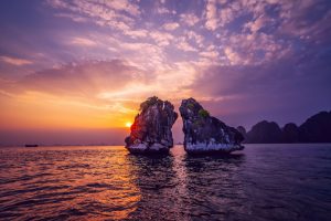 除了探索蘭夏灣，來到下龍灣的遊客還可以透過傳說了解當地歷史，如「雄雞雌雞岩」
