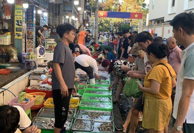 選擇合適時段逛夜市，避免人潮擁擠