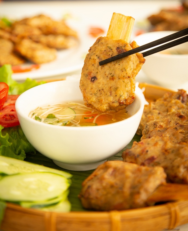 為何蟹肉香腸會成為海防知名的特產？快來探索看看吧！