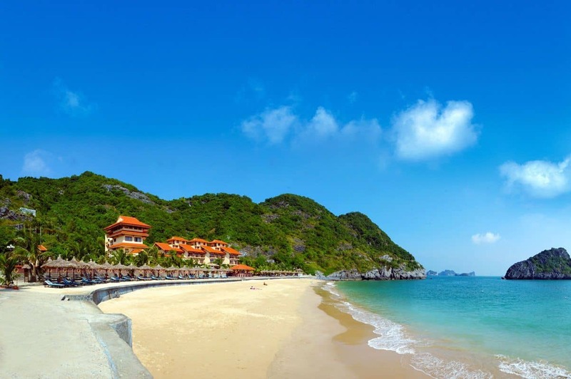 根據海防旅遊經驗，陶山海灘沙灘平緩，沙子細膩，水淺且波浪溫和，非常適合補充海洋維他命。