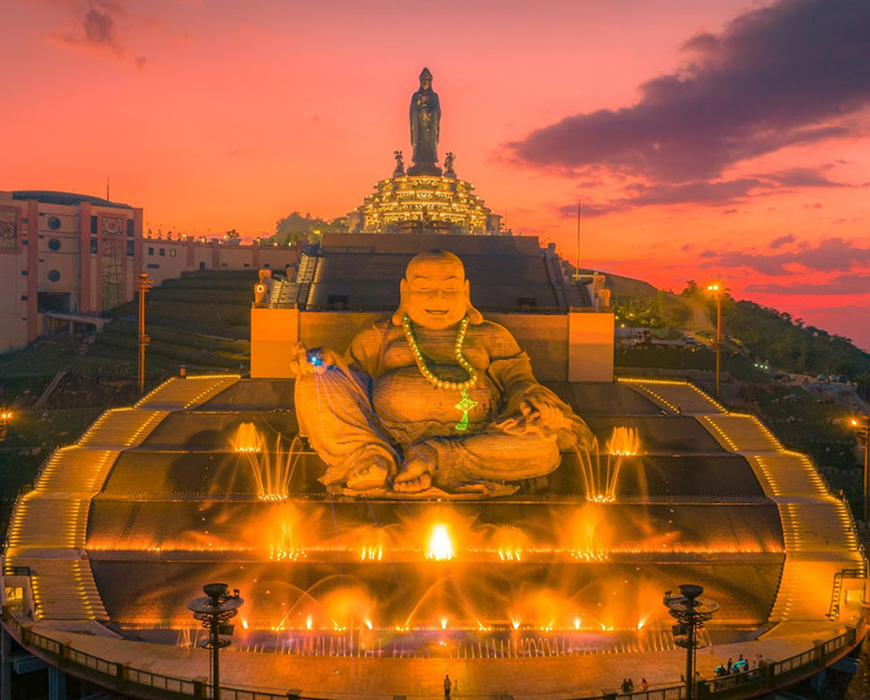 佛像兩旁的許願橋象徵著幸福與安寧