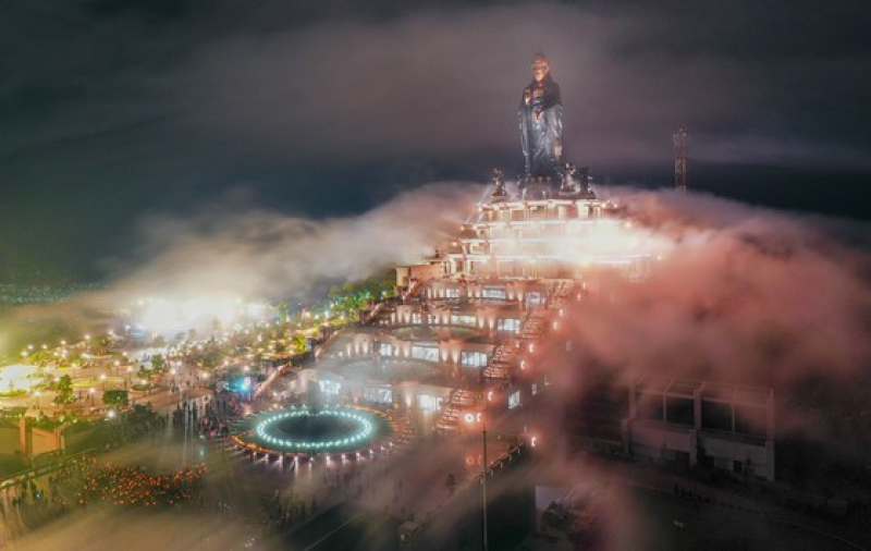 白茫茫的雲霧讓遊客仿若置身人間仙境