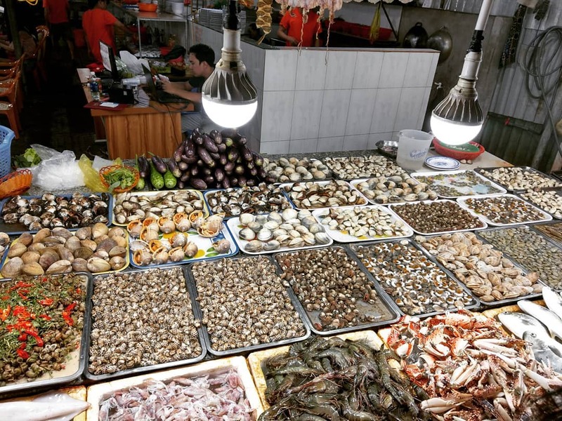  頭頓夜市兩旁都是販售新鮮活海鮮的店家