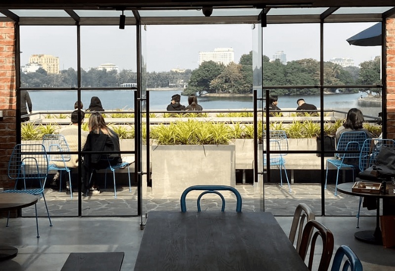 面向三母湖的咖啡館,擁有超放鬆的氛圍和美麗的景觀。