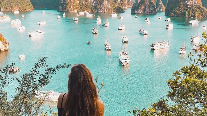  您可以欣賞廣闊的景色，四周是形狀各異的山峰，還有漁民的漁船漂浮在水面上。