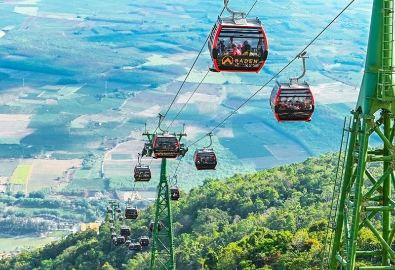 婆丹山的纜車系統穩固可靠,定期維護,確保安全