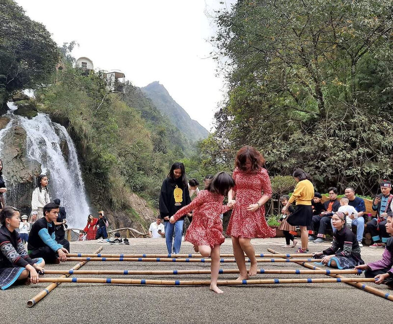 貓貓村的居民與遊客一起跳竹竿舞