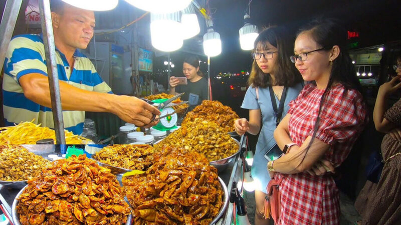 梅醬魷魚乾是許多遊客來頭頓夜市時必嚐的美味