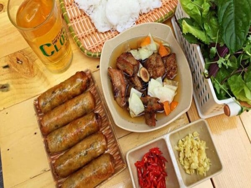 豬肉粉是參觀河內三母湖時不可或缺的當地美食