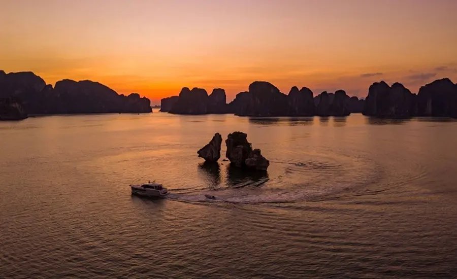 若您有機會來到下龍灣,別忘了在蔚藍海天之中,駐足凝視這對鬥雞石,感受那跨越千年的愛與勇氣,與大自然共鳴,與歷史對話。