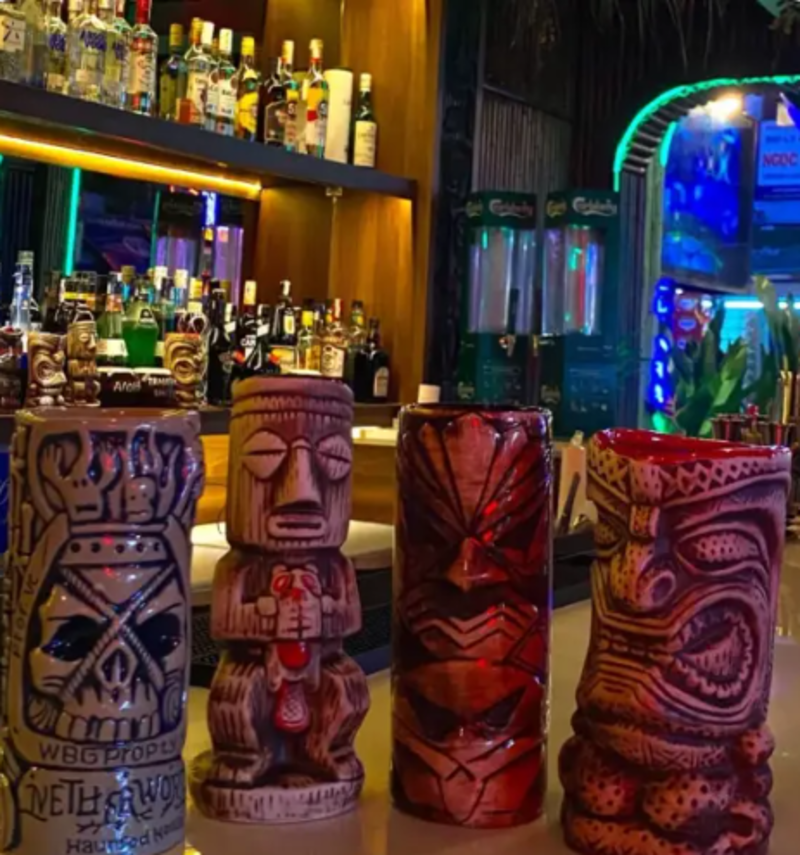 雞尾酒以Tiki風格的雕刻杯子換上新裝