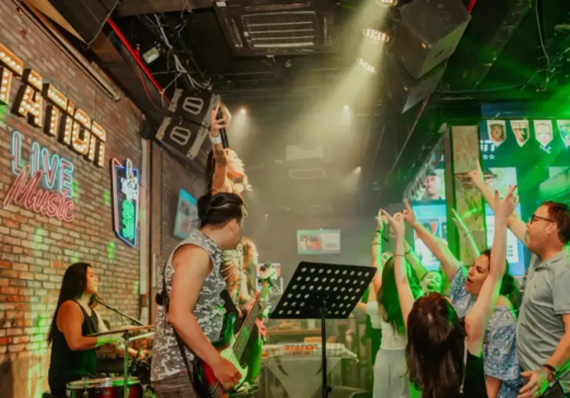 裴遠街酒吧裡總有充滿熱情的搖滾樂手,營造出獨一無二的氛圍