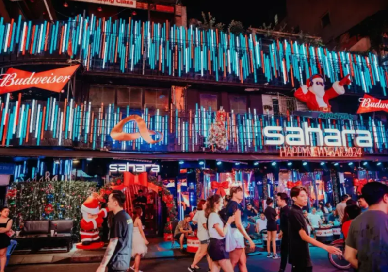 Sahara酒吧換裝後完美融入這條充滿節慶氣氛的街區