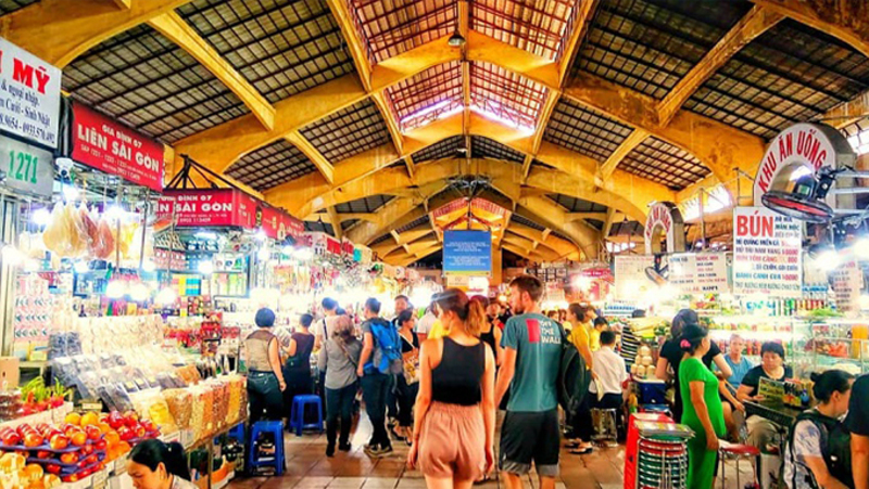 濱城市場熱鬧非凡,販售各式商品,如服飾、紀念品、手工藝品、生鮮食品、海鮮、香料等