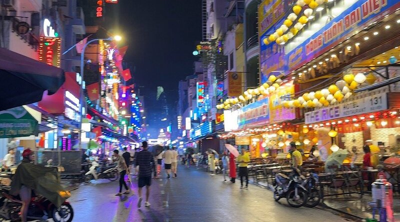 胡志明市范五老街熱鬧非凡的街景