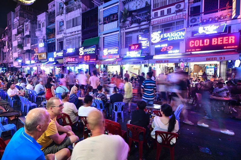 即使深夜,裴遠步行街的人潮依然熙來攘往