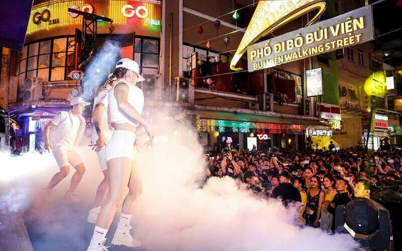 胡志明市裴遠街以其獨特的藝術活動而聞名