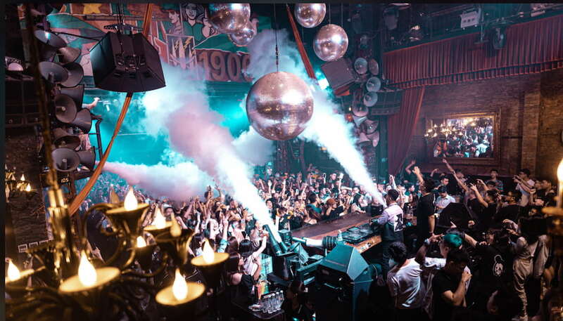 裴遠街上的酒吧與娛樂形式相結合,提供多元娛樂體驗