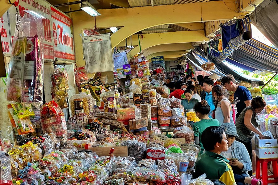 (各式傳統糕點與年節糖果)