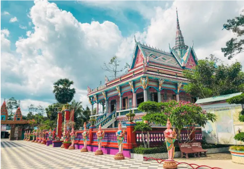 薩隆瓷片寺(瓷碗寺)– 朔莊,以數千塊瓷器巧妙拼接而成的獨特建築令人印象深刻。