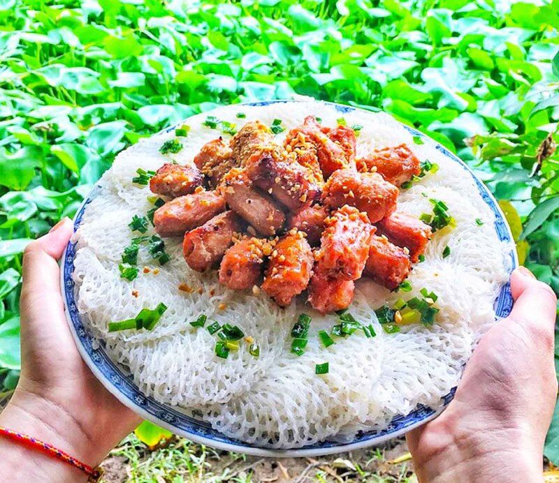 網狀米線搭配烤豬肉和酸甜魚露的香味,簡單卻令人難以抗拒。