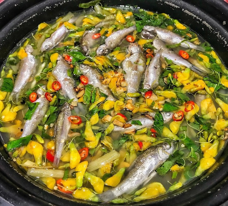 魚火鍋香氣撲鼻,搭配黃花菜(黃槿花)一起吃,美味無比。