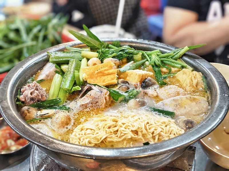 紅糟火鍋鴨,搭配豆腐與泡麵,是一道值得一試的佳餚。