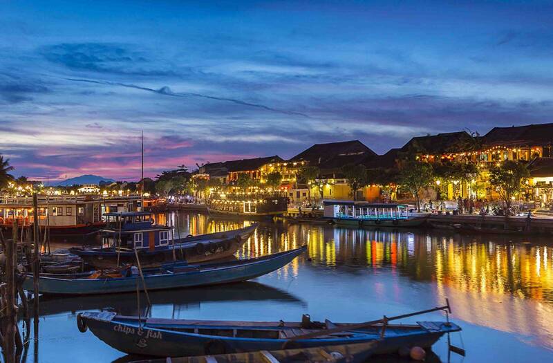 懷河兩岸的風光成為會安古鎮最詩意的會安景點畫面。