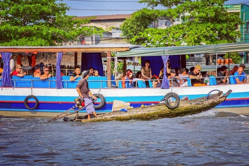 許多遊客前往 Phong Điền 水上市場參觀與體驗。
