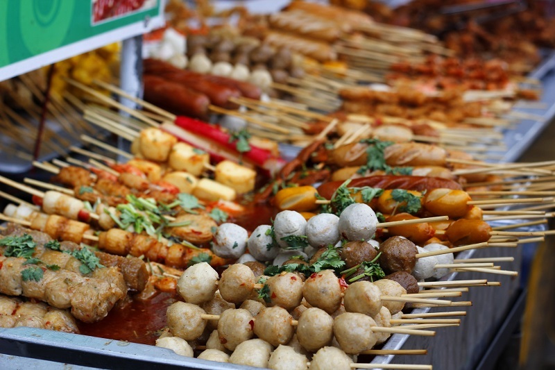 去西都夜市時，記得預留空腹！因為外圍就是一整條美食街，兩旁賣著讓人目不暇給的道地小吃，讓你流連忘返。