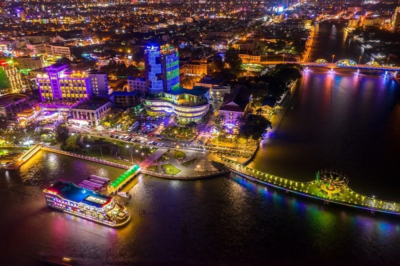 夜晚乘船遊覽寧橋碼頭，感受城市燈光的浪漫與靜謐。