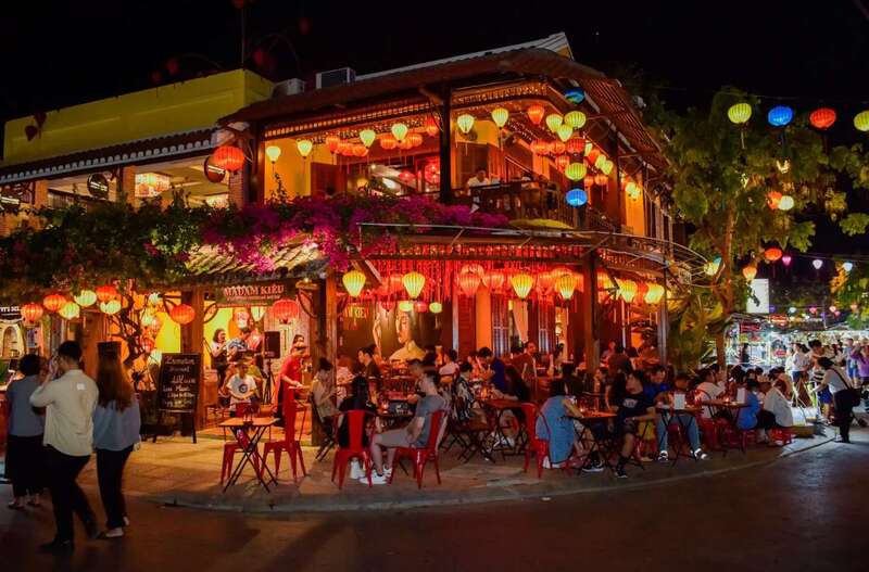 晚上，會安彷彿披上了繽紛璀璨的燈光外衣