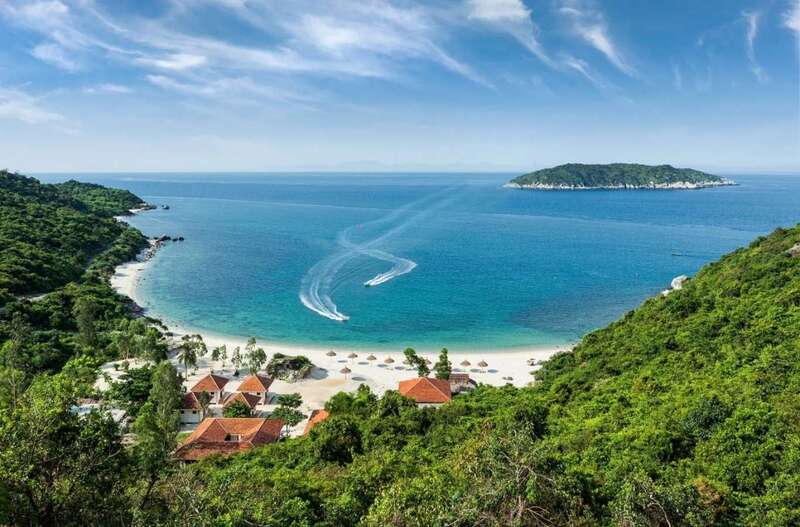 遠眺清澈海水中的翠嶼