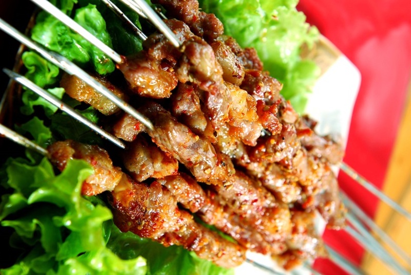 烤肉串是會安夜宵中深受喜愛的一道料理。