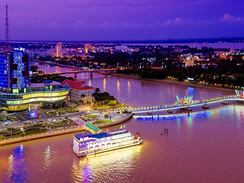 Ninh Kiều 碼頭距離芹苴夜市僅數百公尺，步行即可輕鬆抵達。